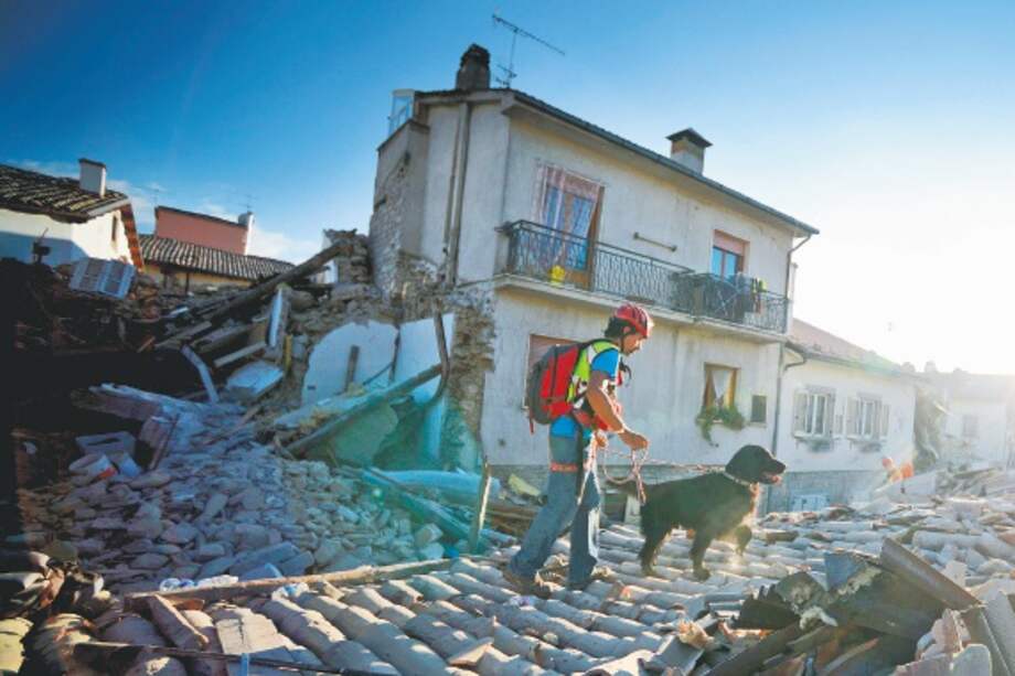 Personal de emergencia y rescate busca a las víctimas entre los escombros de Amatrice, la comuna más afectada del centro de Italia. /AFP