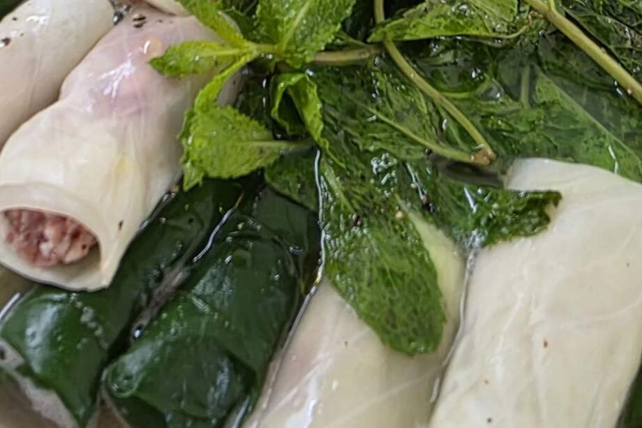 El fin de semana pasado hicimos en familia unos deliciosos indios de repollo y acelga que luego cocinamos en agua, limón y aceite de oliva. ¡Qué delicia las tradiciones familiares!