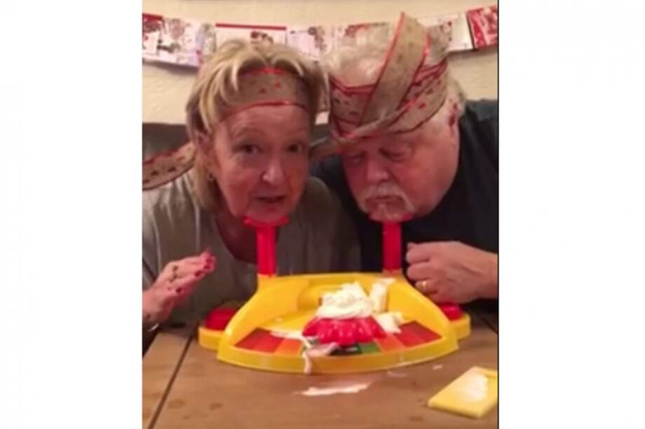 Anciana "pierde la sonrisa" mientras juega al pastelazo (video)