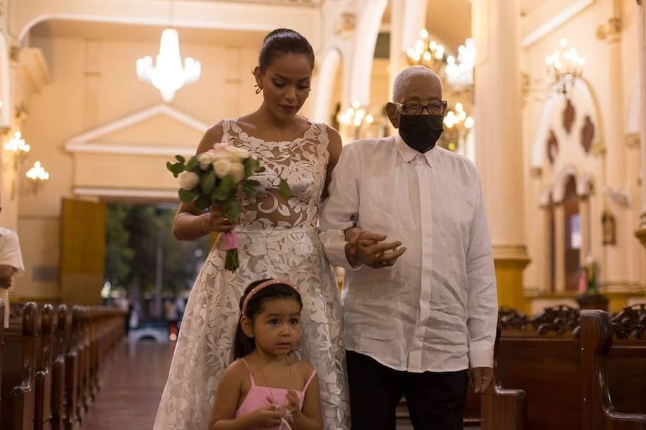 Andrea Tovar junto a su abuelo el día de su matrimonio