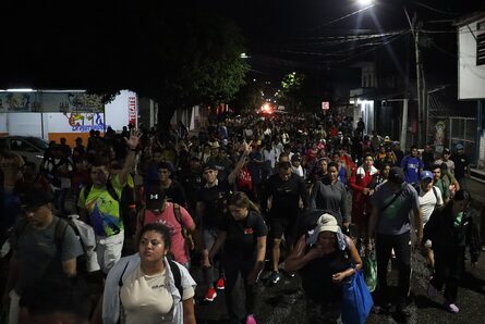 Una caravana de migrantes quiere llegar a EE. UU. antes de la posesión de Trump
