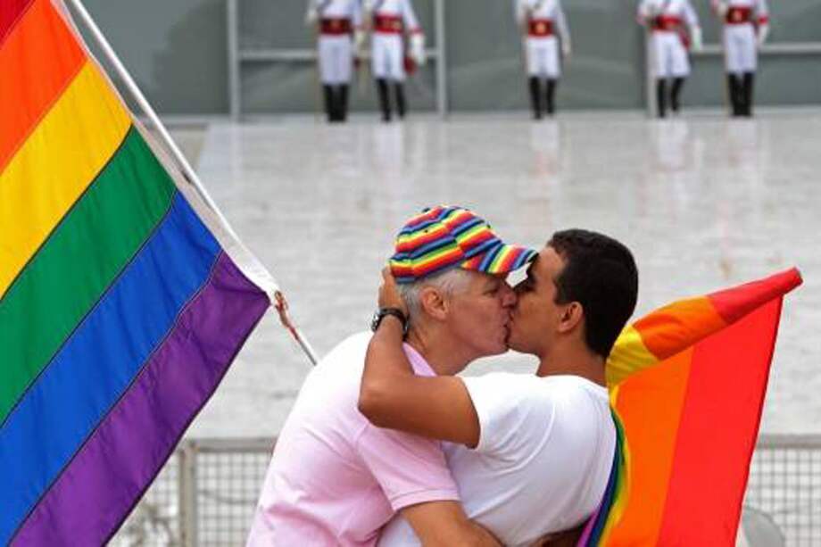 Homosexuales brasileños celebran la decisión que les permite casarse