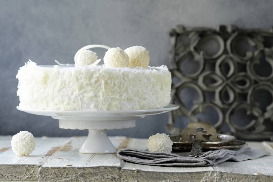 Este cheesecake de coco puedes bañarlo con una rica salsa de mora o arequipe.