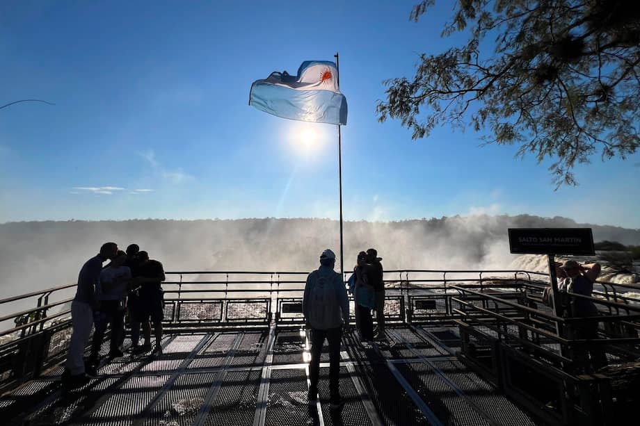 Las Cataratas del Iguazú seguirán recibiendo visitantes, aunque el acceso al principal mirador permanecerá restringido por precaución.