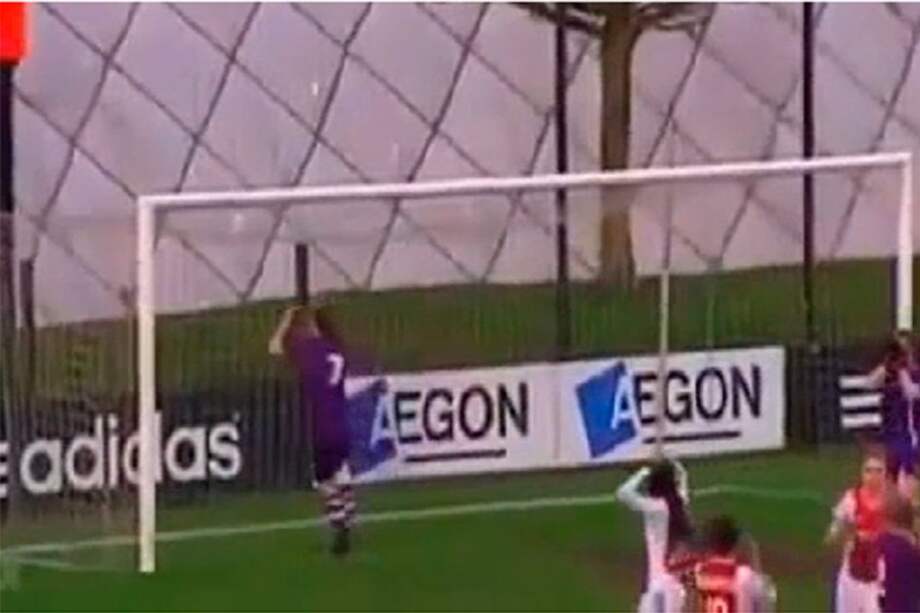 Nicoletta de Ridderm se lamenta tras fallar una clara opción de marcarle un gol al Ajax.