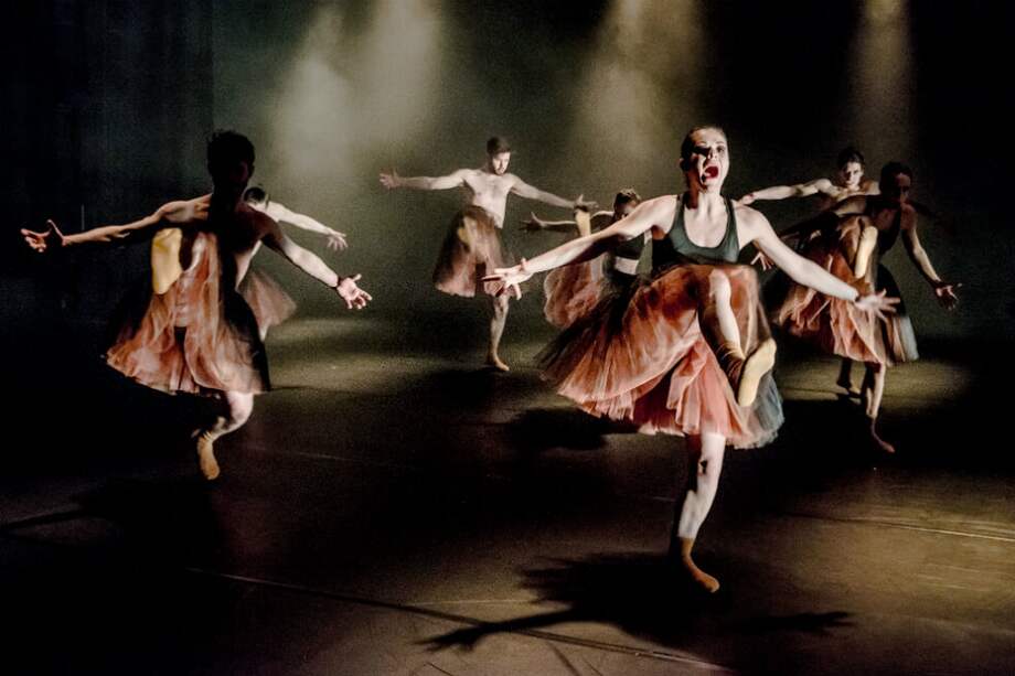 Una de las escenas del montaje "TuTuMucky” del Scottish Dance Theatre, bajo la dirección de Joan Clevillé. / Cortesía