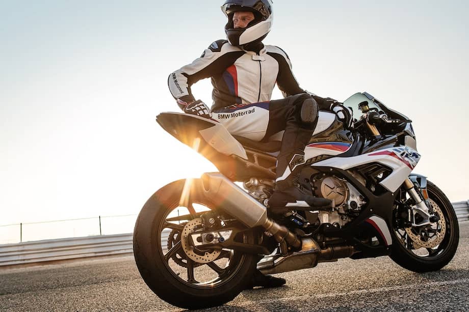 El peso se reduce sucesivamente en unos 3,5 kg hasta 193,5 kg. La pintura tricolor -Blanco Luminoso/Azul Racing metali./Rojo Racing, las llantas de carbono M, la batería M Lightweight, el asiento deportivo M, el kit de chasis M (elevación trasera y punto de giro), se obtiene el modo de conducción Pro con los modos de conducción configurables Race Pro 1–3 y sistemas de asistencia electrónicos como DTC +/-Shift, ajustes ABS, mapeos de motor, Wheelie y Slide Control y mucho más.