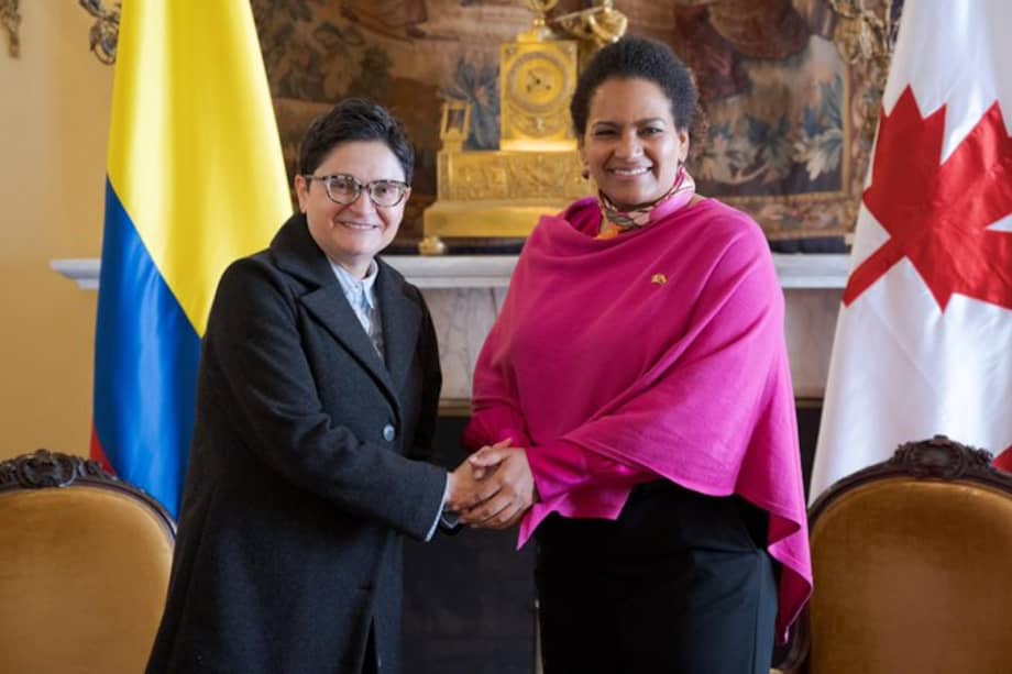 La viceministra de Relaciones Exteriores, Juana Castro con la embajadora de Canadá en Colombia, Elizabeth Williams.