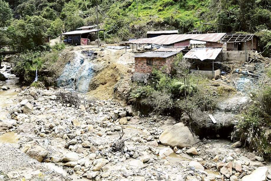 En la zona la comisión halló varios socavones artesanales abandonados con residuos peligrosos como cianuro. / Pastor Virviescas