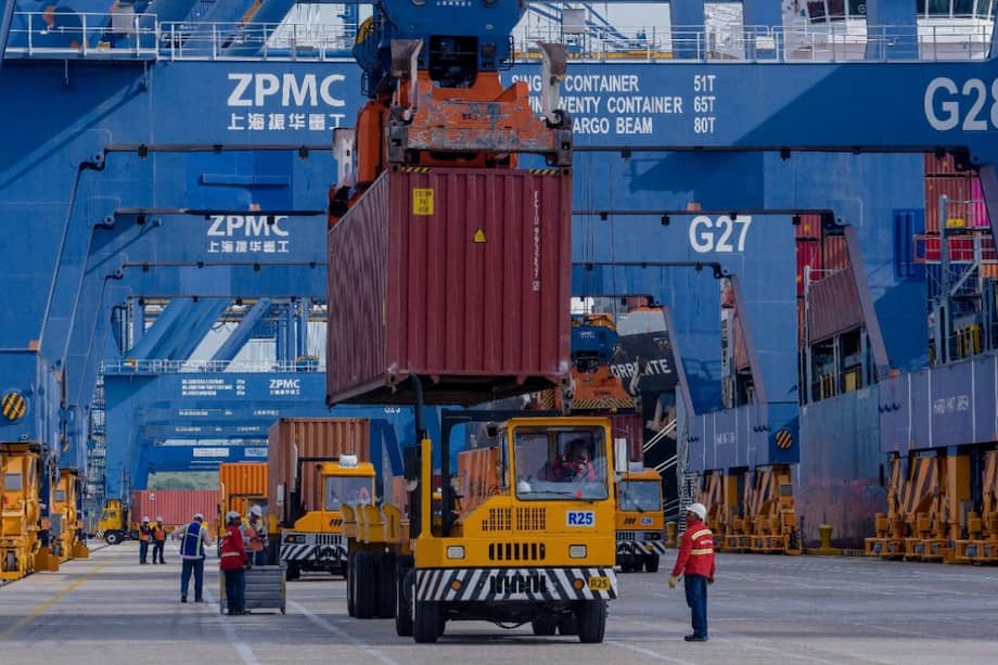 Camión mueve carga en corredor logístico.