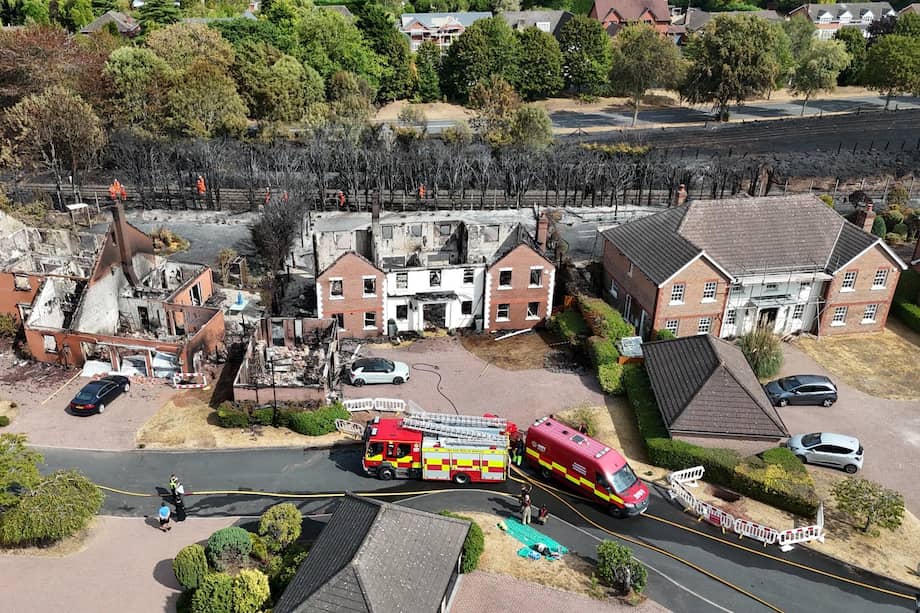 Imagen aérea tomada con un dron de propiedades dañadas por el fuego en Stourbridge, Reino Unido.