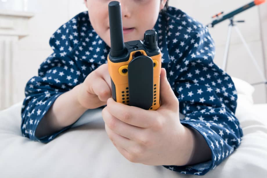 “En una vitrina vi un par de walkie talkies que brincaron de la vitrina a mis ojos y no me dieron opción distinta a entrar y comprarlos: era un sueño no cumplido de mi infancia.