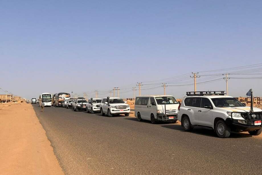 Un convoy que sale de Jartum pasó por una carretera hacia Puerto Sudán, el 23 de abril de 2023, mientras la gente huía de la capital sudanesa, devastada por las batallas entre el Ejército y los paramilitares.