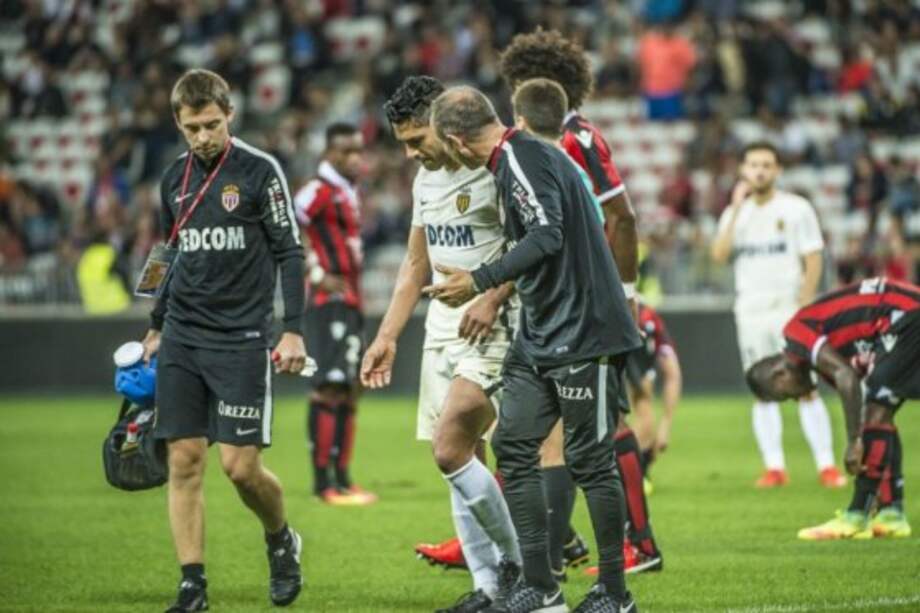Radamel Falcao salió tras un choque en el partido entre Mónaco y Niza. Foto: Mónaco
