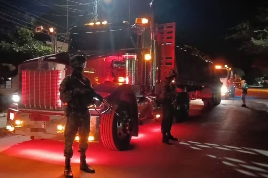 Los automotores, que llevaban cemento y combustible, fueron dejados por los responsables tras un operativo militar.