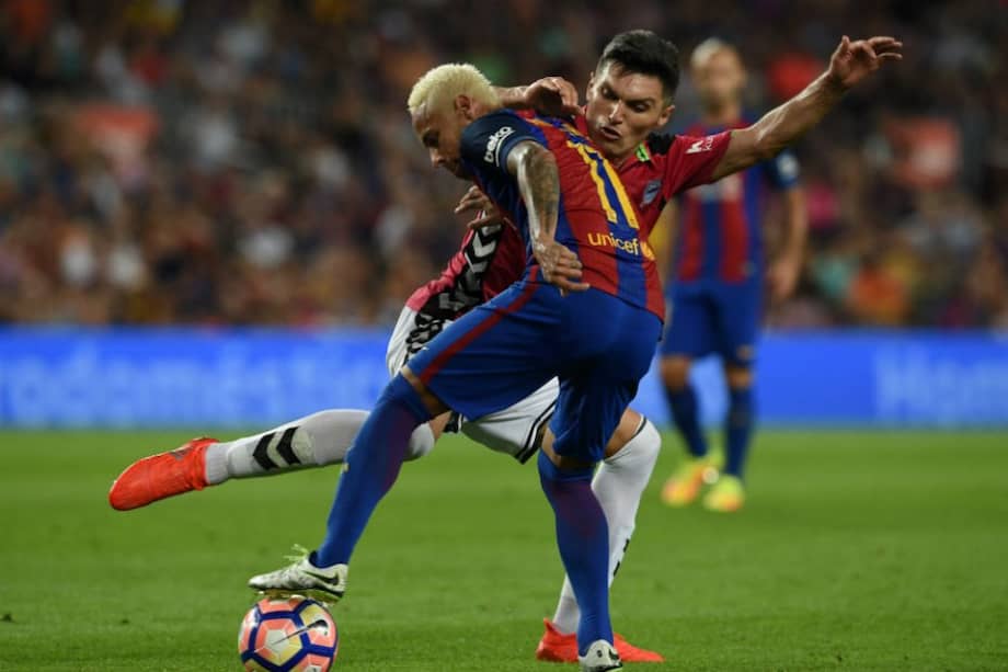 Daniel Torres en el partido entre Alavés y Barcelona. Foto: AFP
