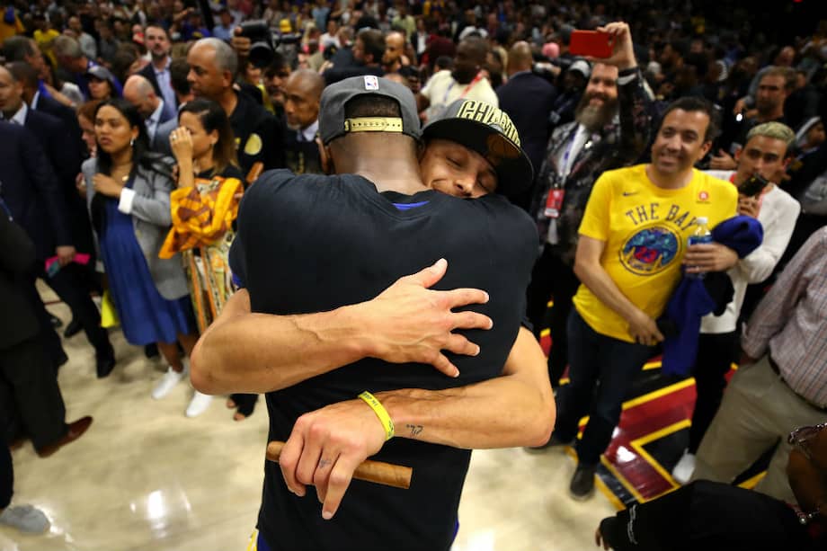 Kevin Durant y Stephen Curry de los Golden State Warriors celebran tras vencer 4-0 en la serie a los Cleveland Cavaliers. / AFP