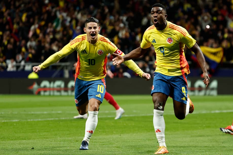 Jhon Córdoba (der) y James Rodríguez celebran uno de los goles con los que la selección de Colombia venció 3-2 a Rumanía este martes.