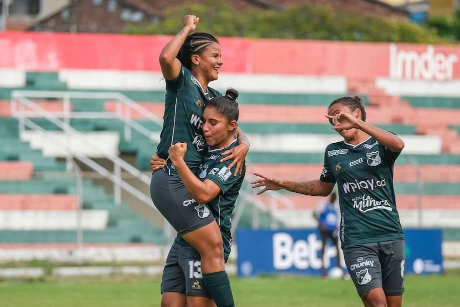 Manuela González y María Morales celebrando un gol contra Real Santander por la fecha 8 de la Liga Femenina.