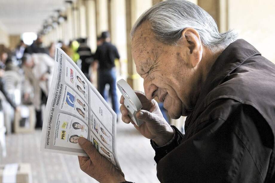 Con lupa en mano, 13’206.184 colombianos concurrieron ayer a las urnas. / Luis Ángel