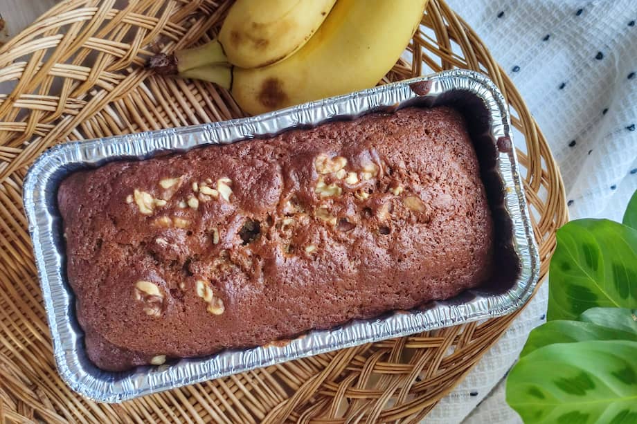Decora también esta torta de banano con maní o una lluvia de pistachos.