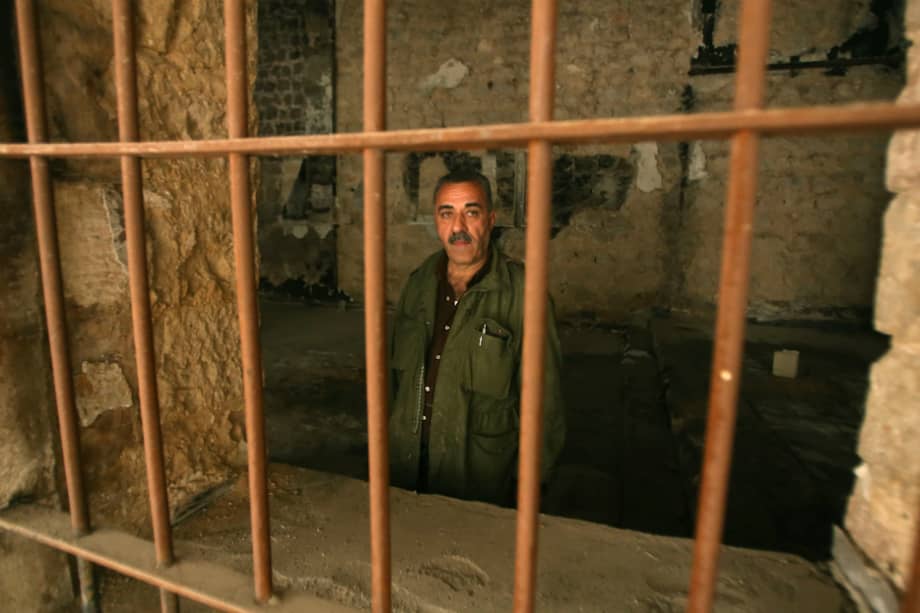 Nabil al-Aach inspecciona las condiciones de la Iglesia Ortodoxa Griega en Arbin, ciudad que quedó entre las ruinas tras la ofensiva en el área de Guta. / AFP