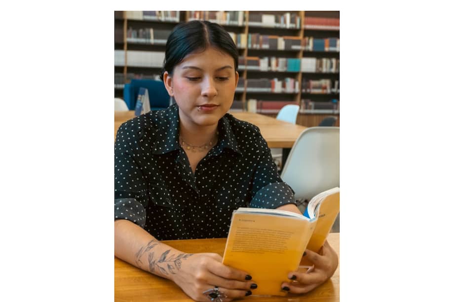 Gabriela Parra es promotora de lectura en las bibliotecas de Medellín
