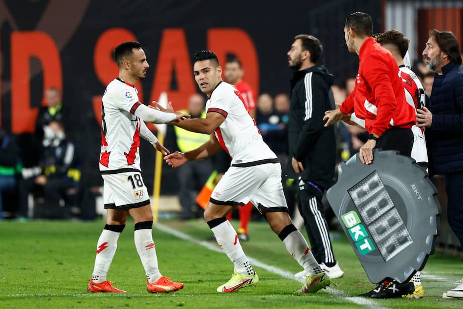 El delantero colombiano del Rayo Vallecano, Radamel Falcao (d), ingresa en el terreno de juego sustituyendo a su compañero, Álvaro García, durante el encuentro correspondiente a la jornada trece de primera división que disputan frente al Real Madrid en el estadio de Vallecas, en Madrid. EFE / Rodrigo Jiménez.