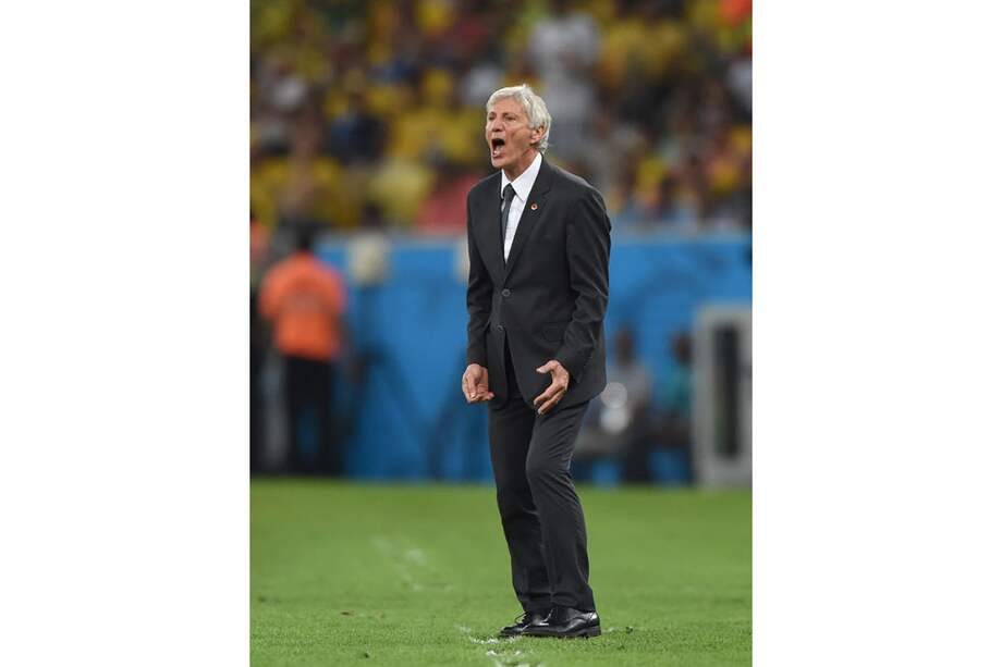 Así, elegante, de saco y corbata, luce siempre el técnico de la selección de Colombia, José Pékerman. / AFP