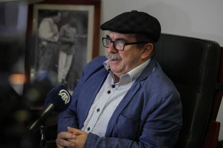 El líder del partido político FARC, Rodrigo Londoño Echeverri, en entrevista con la Agencia Anadolu en Bogotá. / Juancho Torres - Agencia Anadolu)