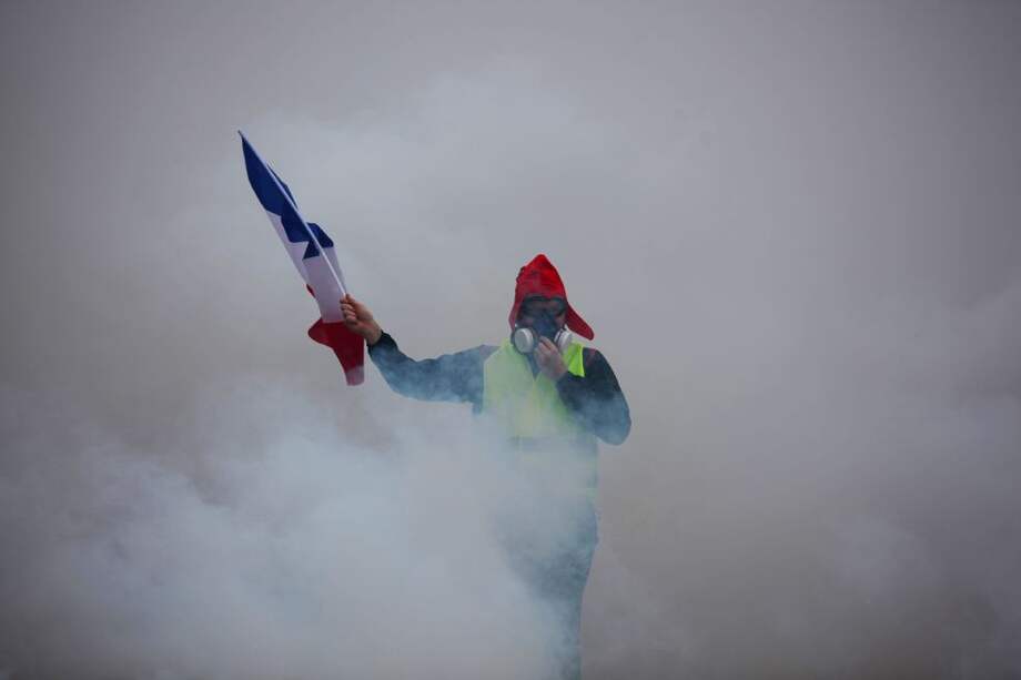 La protesta de los chalecos amarillos paralizó este sábado algunas ciudades del país. / AFP