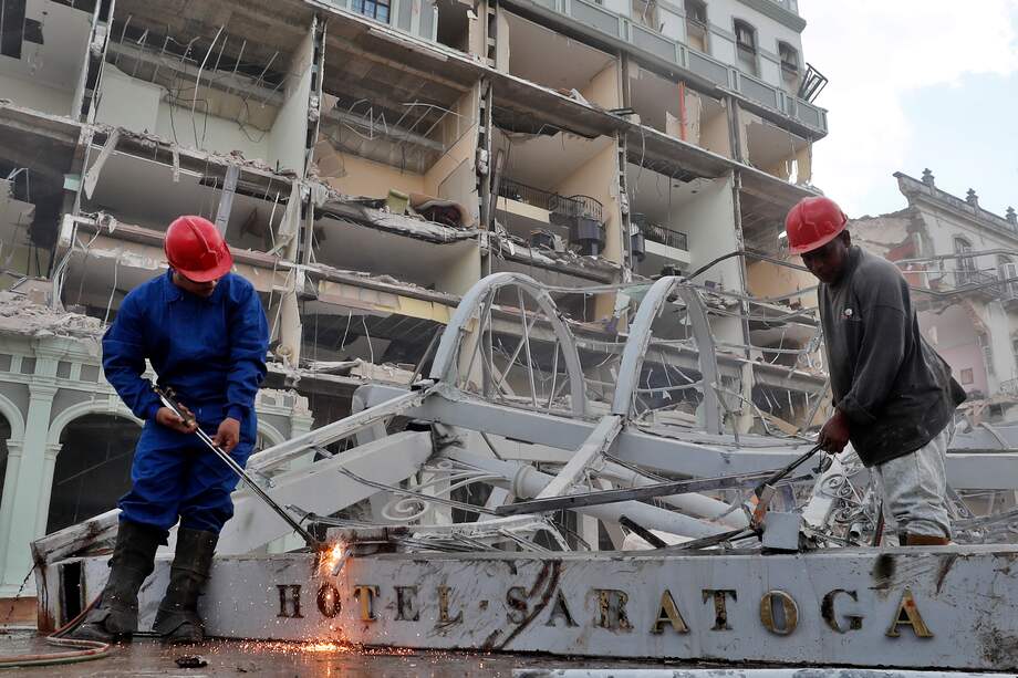 Las labores de rescate continúan en el Hotel Saratoga, ubicado en la Habana Vieja, luego de que el viernes tomara lugar una explosión, provocada, al parecer, por una fuga de gas.
