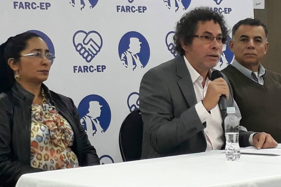 El integrante del secretariado de las Farc, Pastor Alape, durante la rueda de prensa.Twitter @NCprensa