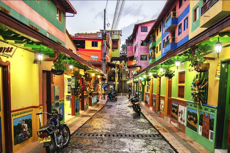 Con solo caminar unas pocas cuadras puede encontrarse con fachadas pintadas y balcones llamativos.