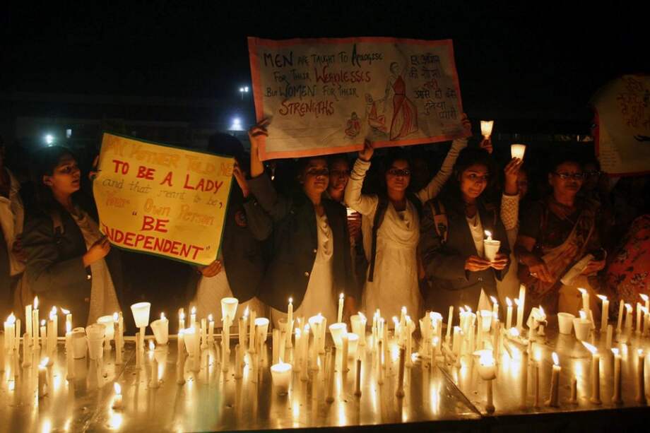 Diversos estudiantes y miembros de organizaciones sociales se manifiestan para concienciar sobre las violaciones contra las mujeres en India. / EFE