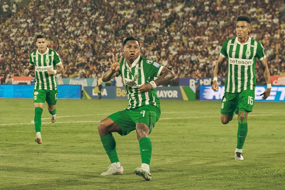 Alfredo Morelos celebrando su undécimo gol en la Liga Betplay con el que se convierte en el goleador del semestre.