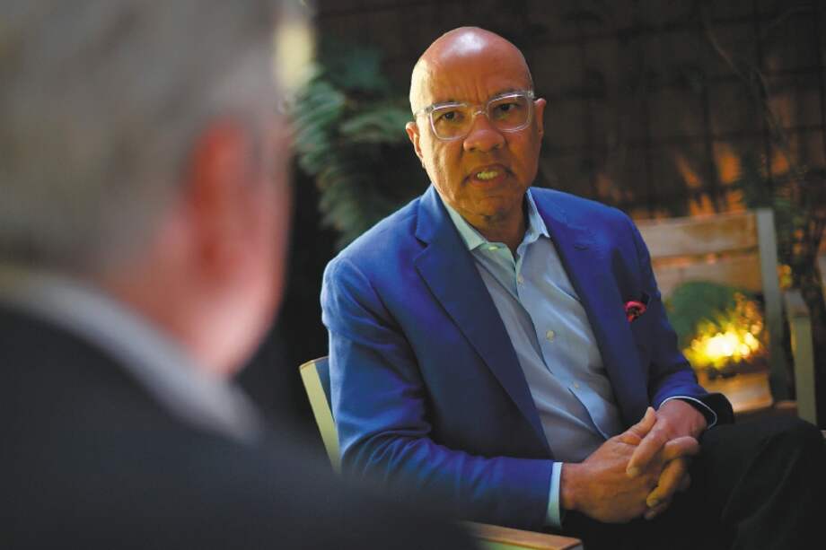 Darren Walker, presidente mundial de la Fundación Ford, en la entrevista con Miguel Silva.