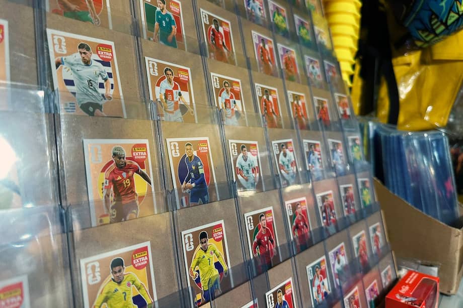 En algunos de estos puntos también es posible encontrar llaveros, camisetas de selecciones, figuras de colección y mercancía de mundiales pasados.