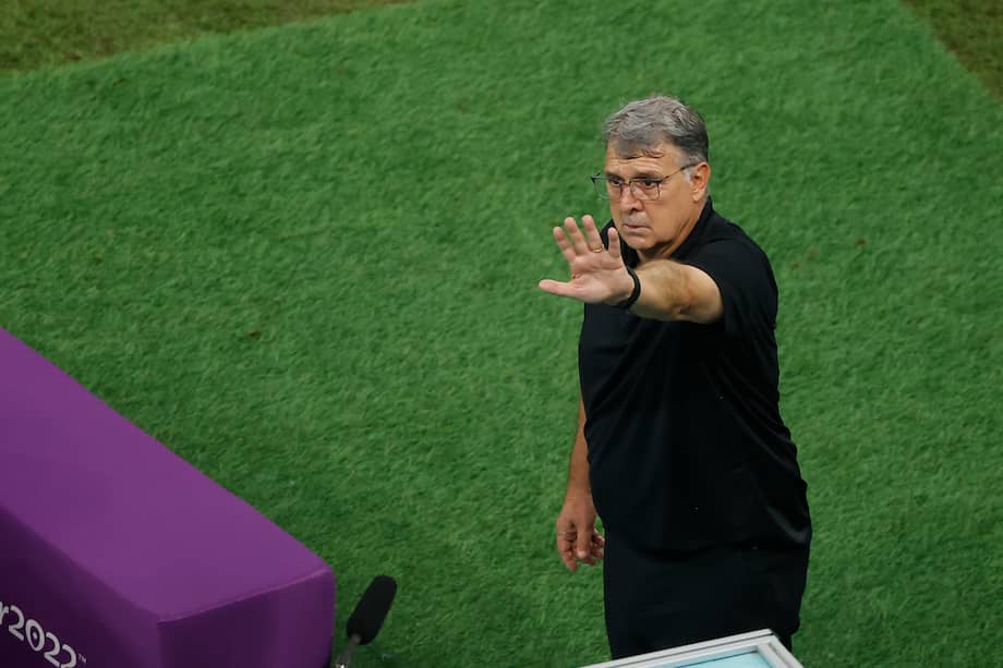 El seleccionador de México Gerardo Martino reacciona hoy, en un partido de la fase de grupos del Mundial de Fútbol Catar 2022 entre Arabia Saudita y México en el estadio Lusail.