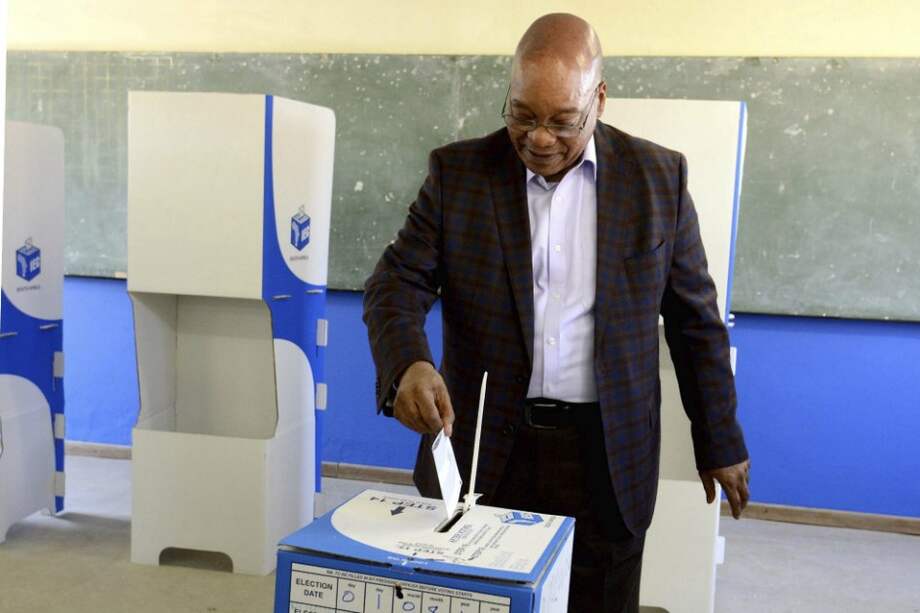 El presidente de Sudáfrica, Jacob Zuma, mientras depositaba su voto. / EFE