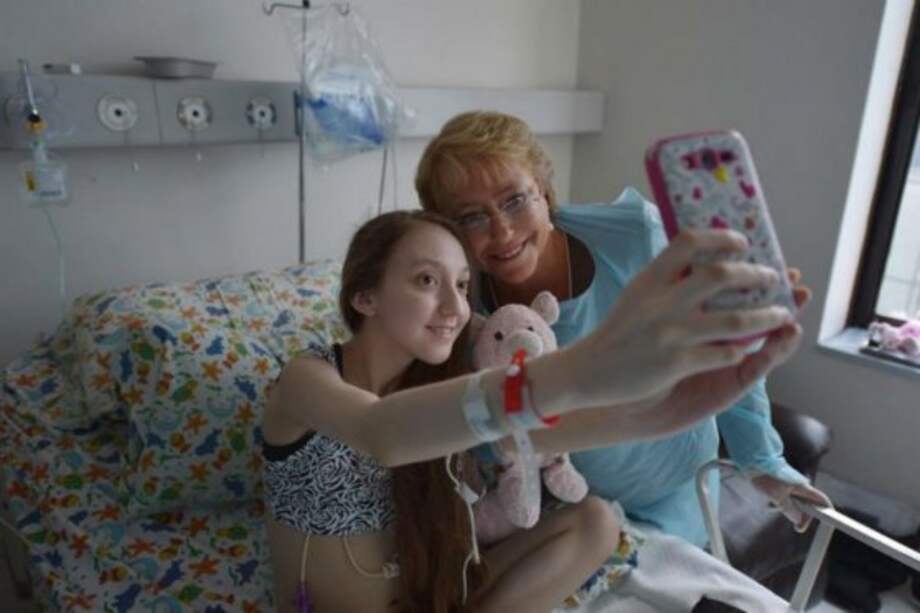 Valeria Maureira junto a la presidenta de Chile, Michelle Bachelet./AFP