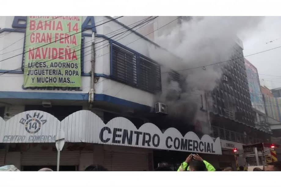 Atienden voraz incendio en centro comercial de Cali