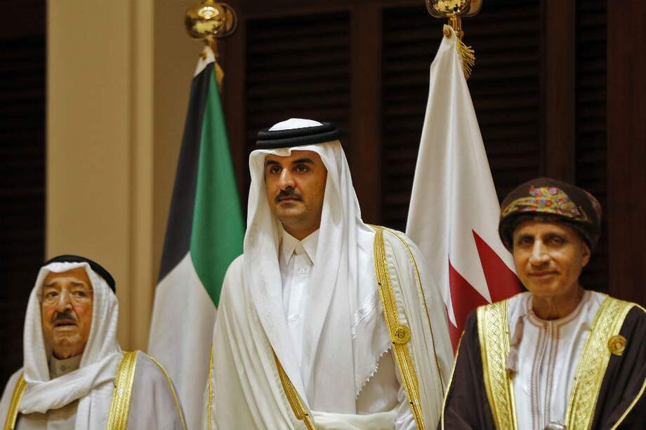 El Emir de Catar, Sheikh Tamim bin Hamad al-Thani (Centro). / AFP