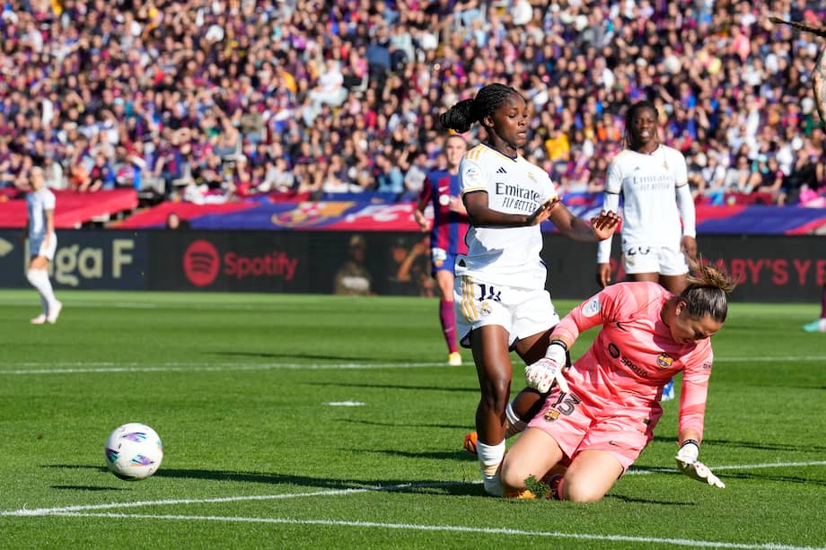 Linda Caicedo, delantera colombiana del Real Madrid (i) disputa una posesión ante Cata Coll, guardameta del Barcelona durante el partido de la jornada 9 de La Liga F que enfrenta este domingo a Barcelona F y Real Madrid F en el Estadio Olímpico Lluís Companys.