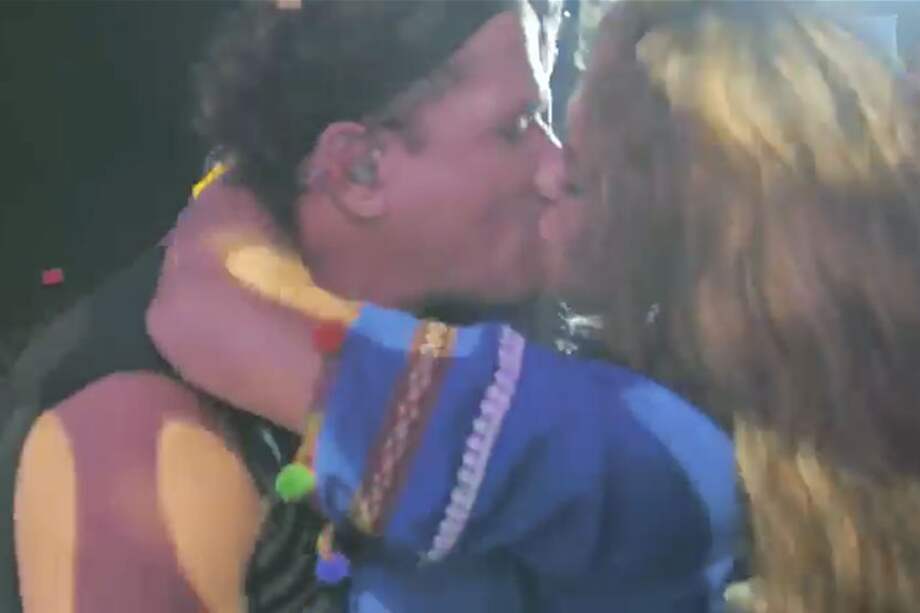 Captura de pantalla del beso que le robaron a Carlos Vives en Canadá.