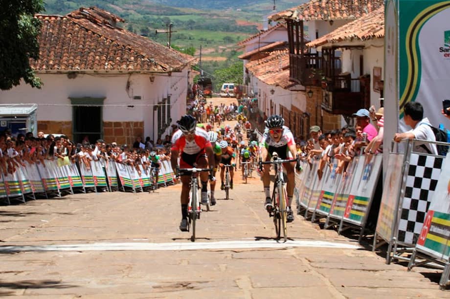 Edwin Carvajal (d) del equipo Epm – Une, en el momento de la llegada a meta. / Cortesía