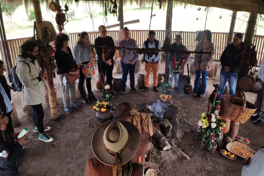 “La Escuela del pluriverso” es una iniciativa del colectivo NOMASMETAFORAS y la Universidad Autónoma Indígena Intercultural.