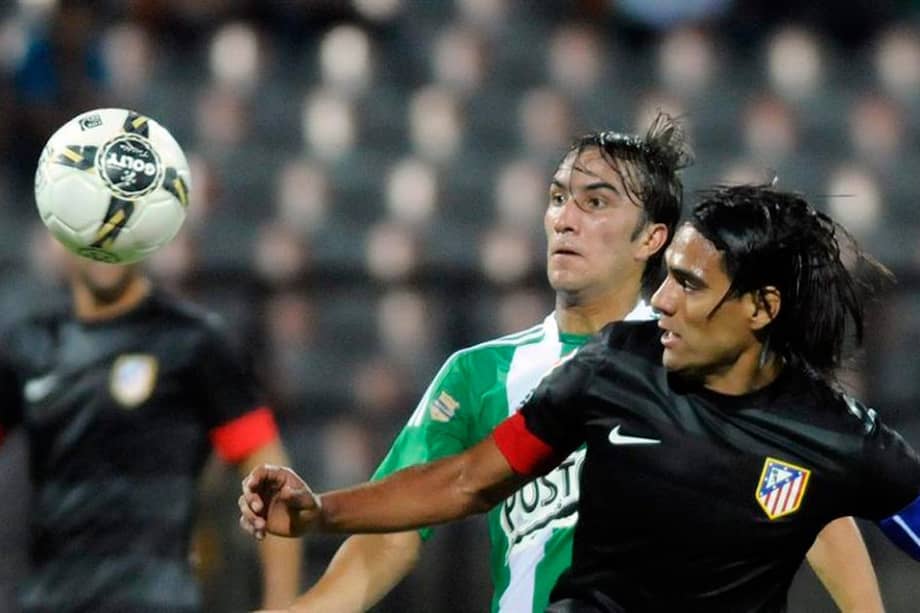 Radamel Falcao García (d) es marcado por Sebastian Pérez (i), de Atlético Nacional. / EFE