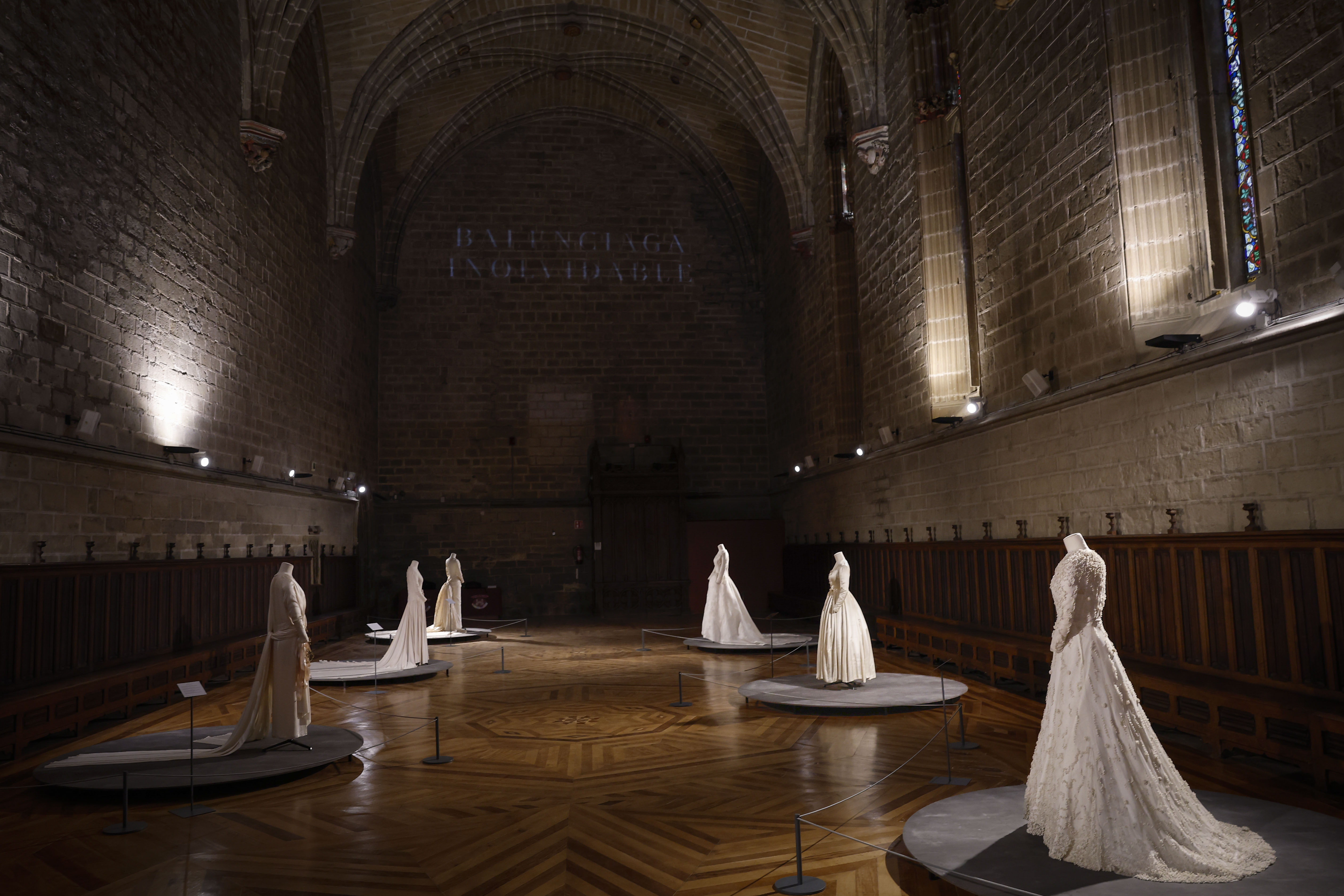 Imagen de referencia de la primera exposición de vestidos de novia originales de Cristóbal Balenciaga. / EFE/Villar López