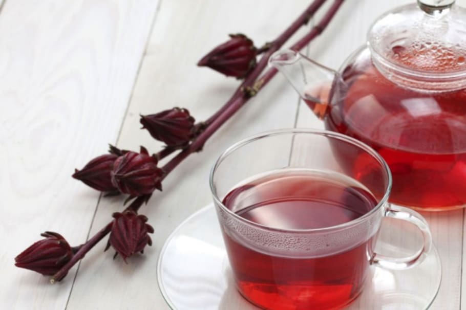 Conoce por qué es tan efectiva el agua de jamaica para bajar de peso y si es ideal para ti.